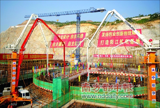 12月16日,我國最大核電項目在廣東陽江開工建設(shè)。中共中央政治局委員、廣東省委書記汪洋啟動第一罐混凝土布料機(jī)按鈕。該項目總投資近700億元人民幣,采用中國品牌核電技術(shù)CPR1000。<I>&#</I>10;　　供圖CFP
